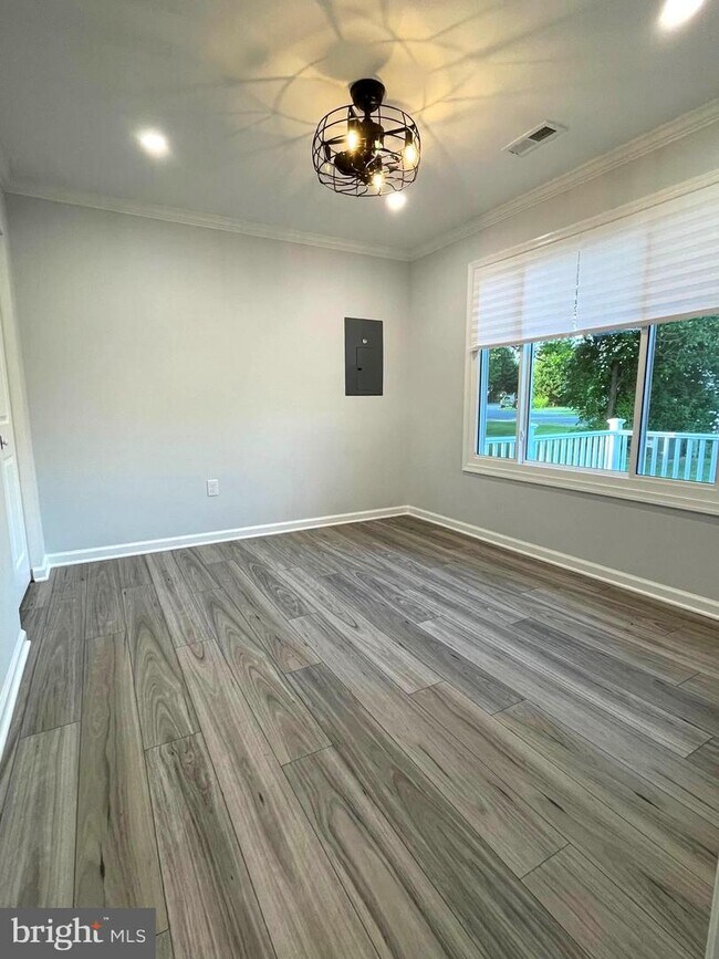 Building Photo - 1819 Sherman Dr