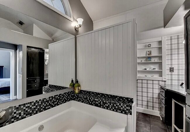 Building Photo - 561 Russell Rd