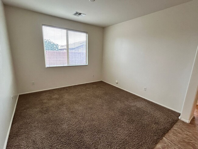 Building Photo - Spacious 4 Bedroom, 3 Bath Two-Story Glend...