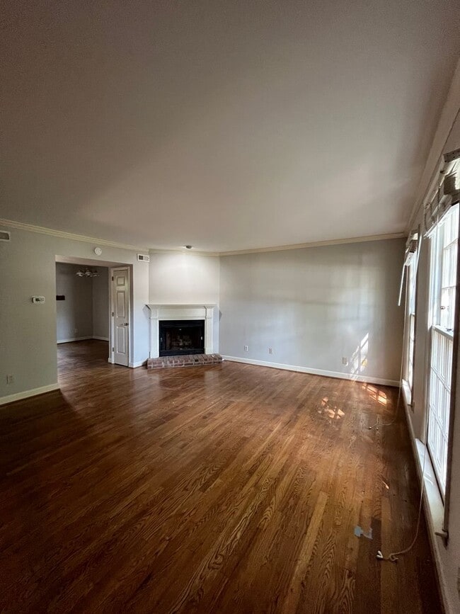 Building Photo - 2 Bed/ 1.5 Bath Townhome walking distance to Belmont, Minutes to Vandy