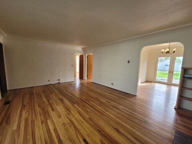 Building Photo - Charming 3 bed 2 bath with bonus room.