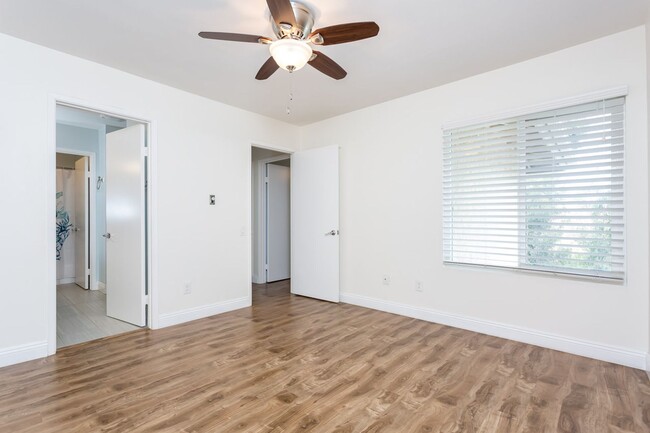 Building Photo - Beautiful bright and open Townhome at La J...