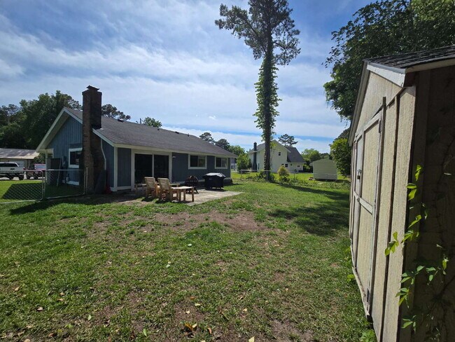 Building Photo - 504 Dennis Rd