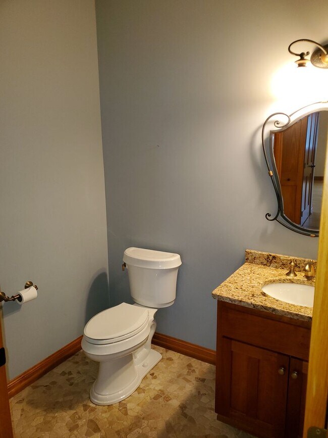Building Photo - STUNNING, 5 BEDROOM AND 5 BATH TWIN HOME F...