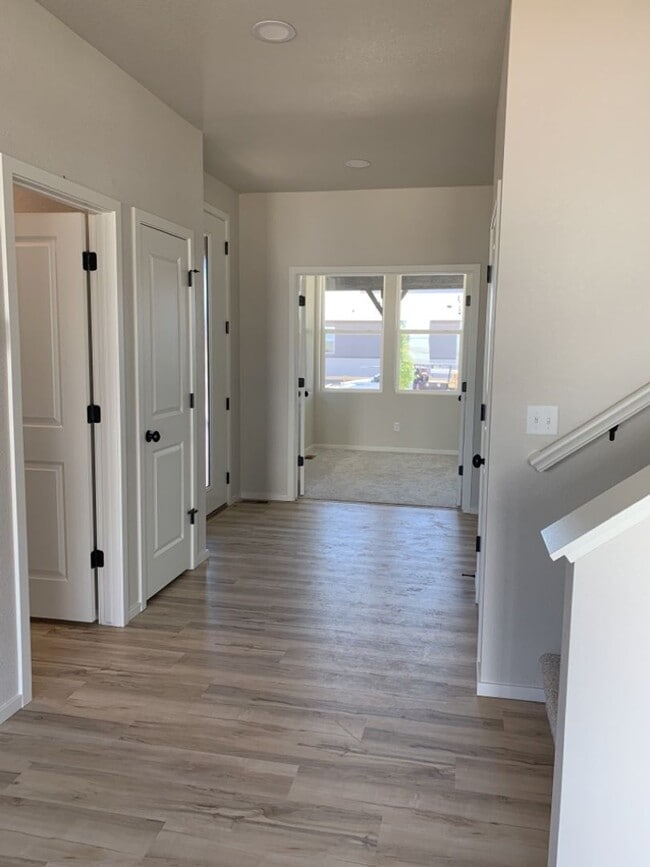 Building Photo - Exquisite 4 Bed 2.5 Bath Single Family Home with 3-car garage