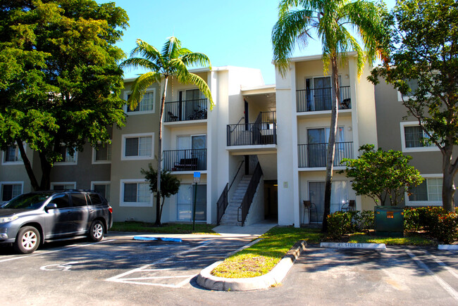 Building Photo - Oaks at Pompano