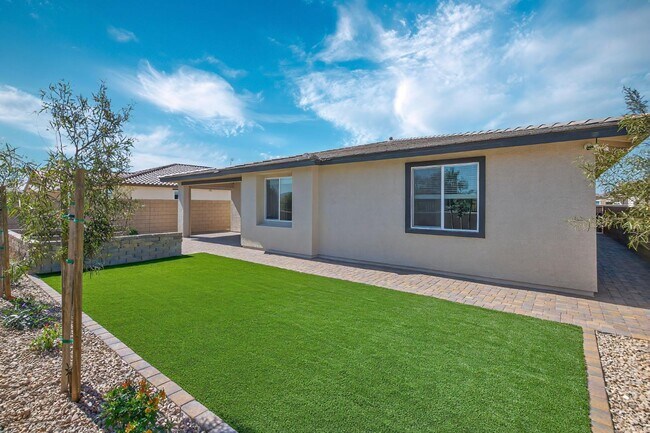 Building Photo - 1024 Saker Falcon Dr