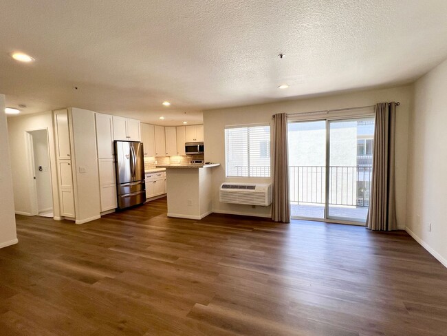 Building Photo - Upgraded 2 Bedroom 2 Bath Condo with Lots ...