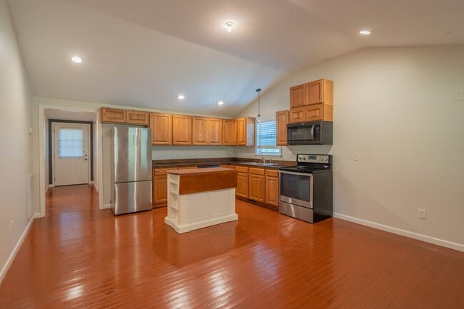 Building Photo - 2 bed and 2 bath house with garage and par...