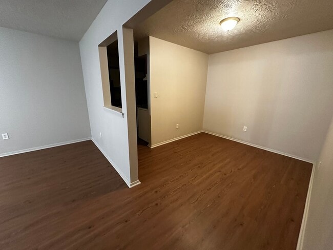 Building Photo - Available Now! 1/1 Apartment - **HUD Accepted** (upstairs)
