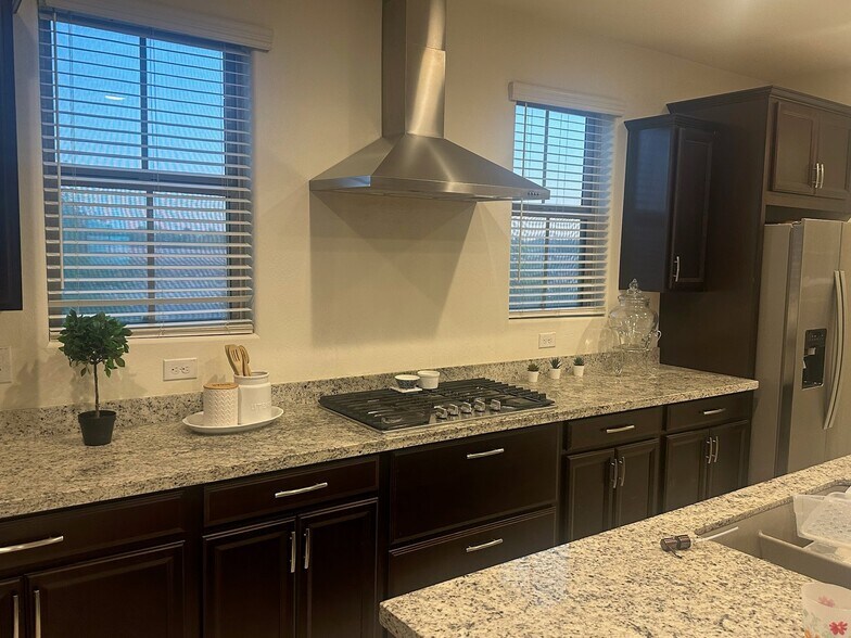 Building Photo - 627 W Flintlock Way