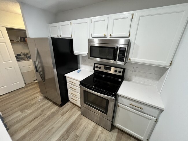 Building Photo - 77 Forest Oaks Dr