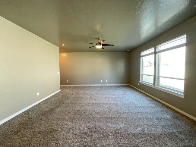 Building Photo - 2592 E Blackstone Dr
