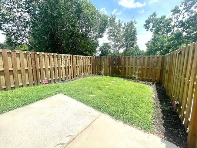 Building Photo - 3 Bedroom, 2 Bath Townhome in Park West of...