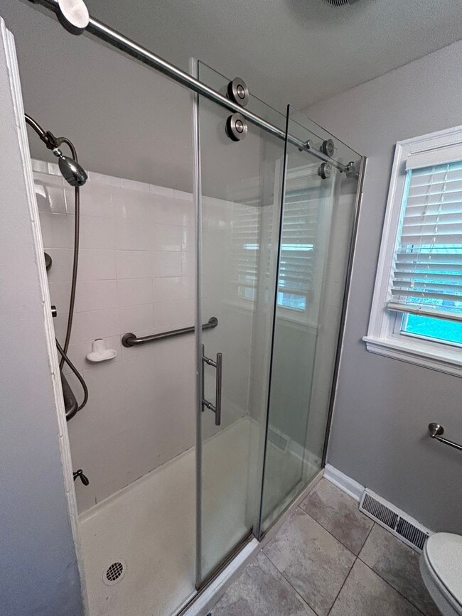 Building Photo - Adorable 2 BR home - Convenient to all thi...