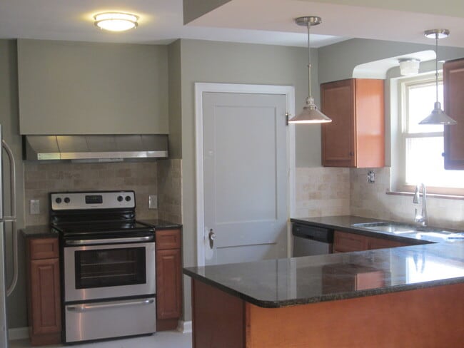 Building Photo - Updated 3 Bed 2 Bath Home