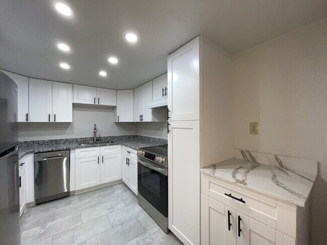 Building Photo - "Chic 2-Bed, 2-Bath Condo with Granite Finishes in Prime Cape Coral Location! 55 and older"