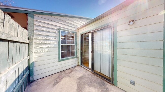 Building Photo - 725 Peppertree Dr
