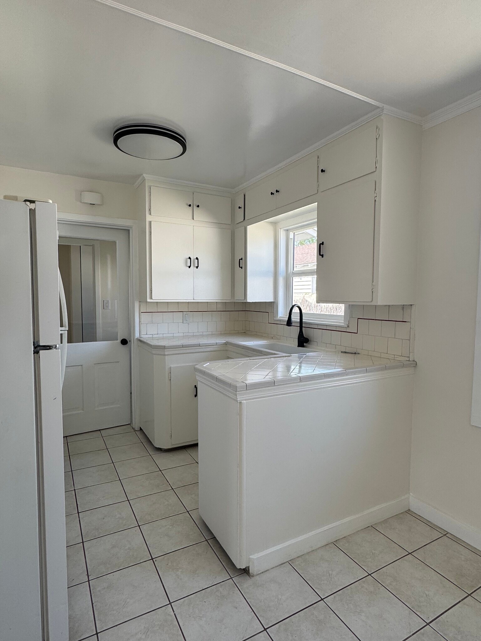 Building Photo - 1005 N Buena Vista St