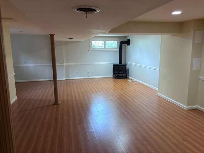 Building Photo - COMING SOON - Beautiful and spacious 4Bed/2Bath Rambler in Rockville!