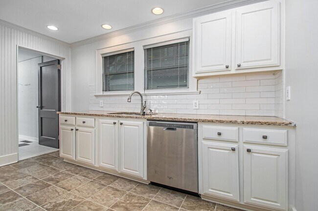 Building Photo - 2 Bedroom in Intown Atlanta