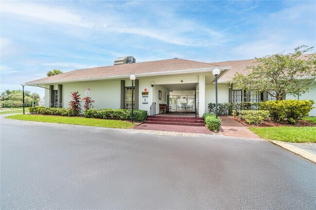 Building Photo - 5400 Lakewood Cir S