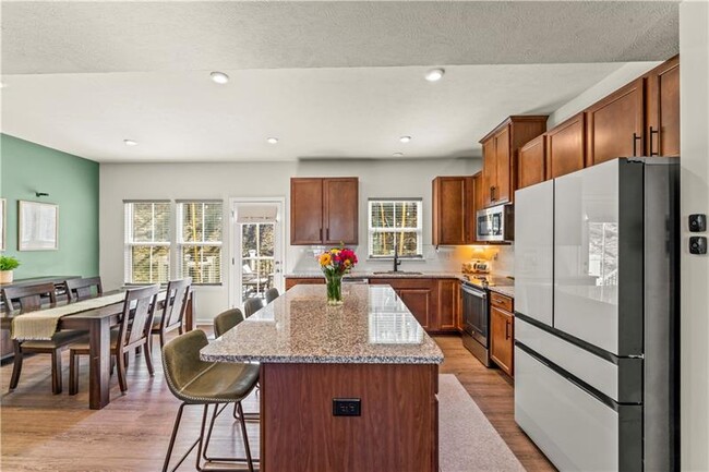 Building Photo - 484 Greenwood Dr