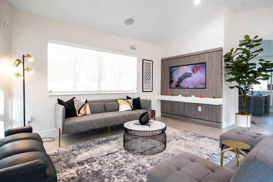 Building Photo - Legacy Palm Gardens