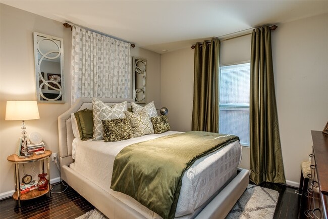 Building Photo - 910 W 9th St