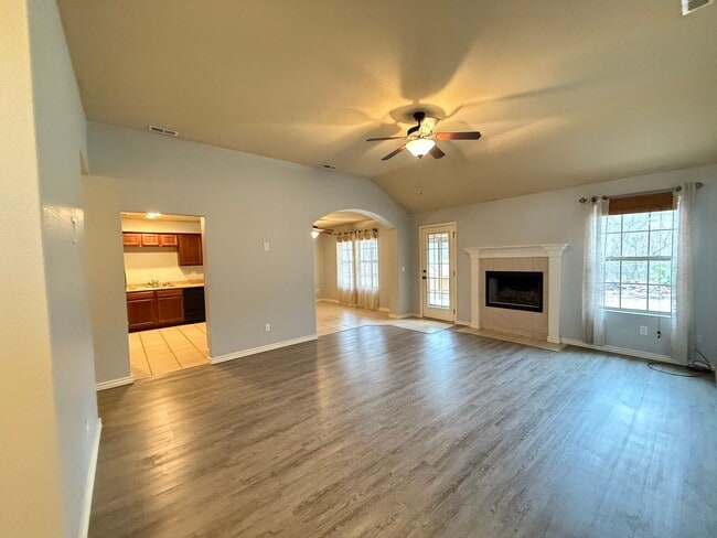 Building Photo - Now Pre-leasing for Mid-April