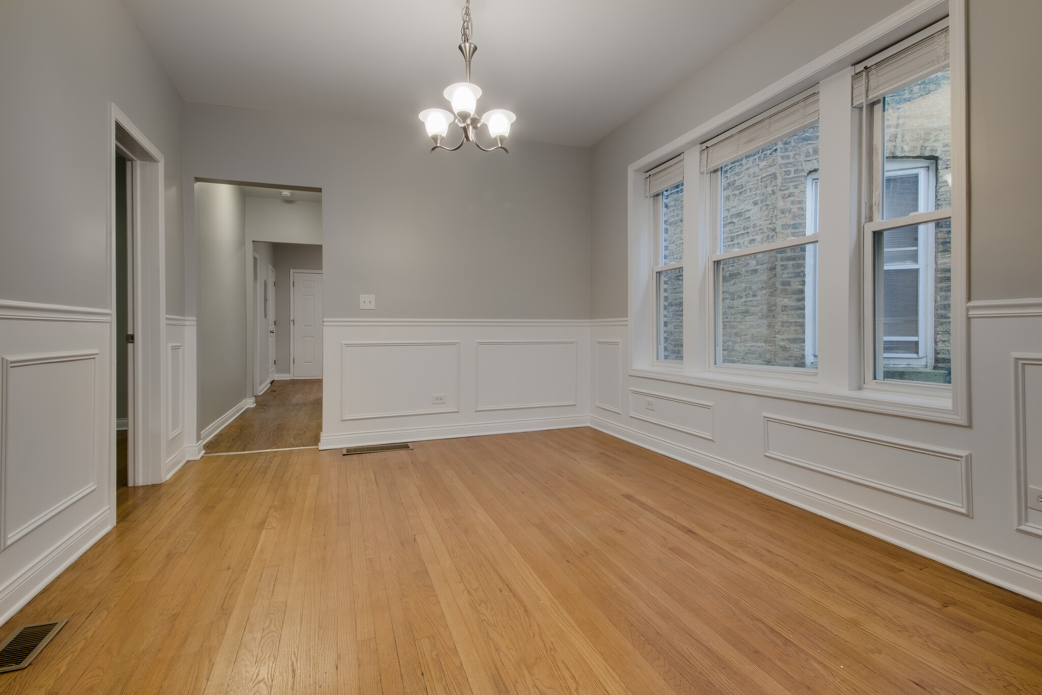 Building Photo - 5039 W Cullom Ave