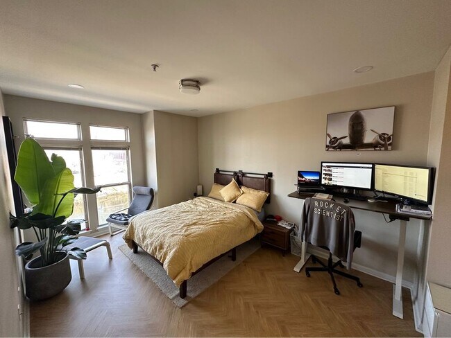 Building Photo - 903 Providence Pl