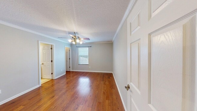 Building Photo - 2 BR 2 BA  TOWNHOME  -    Southern Creek S...