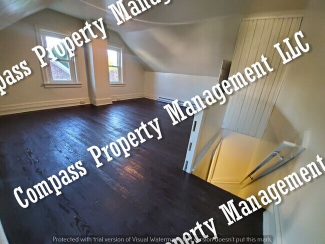 Building Photo - $1595 - 4 Bed, 1.5 Bath Half Double Home -...