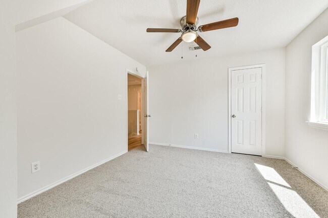 Building Photo - 106 Mango St