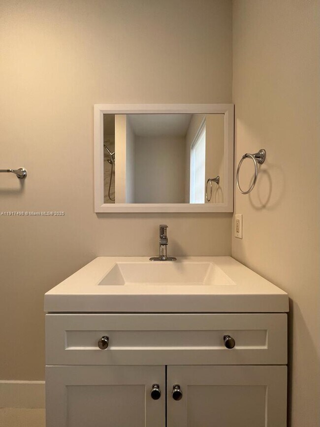 Building Photo - 1931 NE 55th Ct