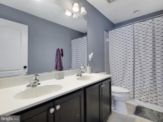 Building Photo - 10504 Sarah Landing Dr