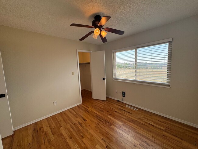 Building Photo - 5 bedroom, 3 bath, 2 car on acreage near t...