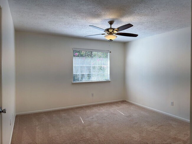 Building Photo - 302 Inverness Dr