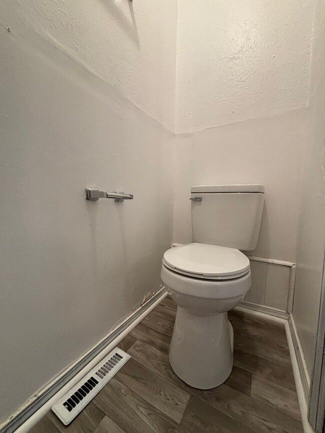 Building Photo - 2 bedroom 2 full bath 1 car garage availab...