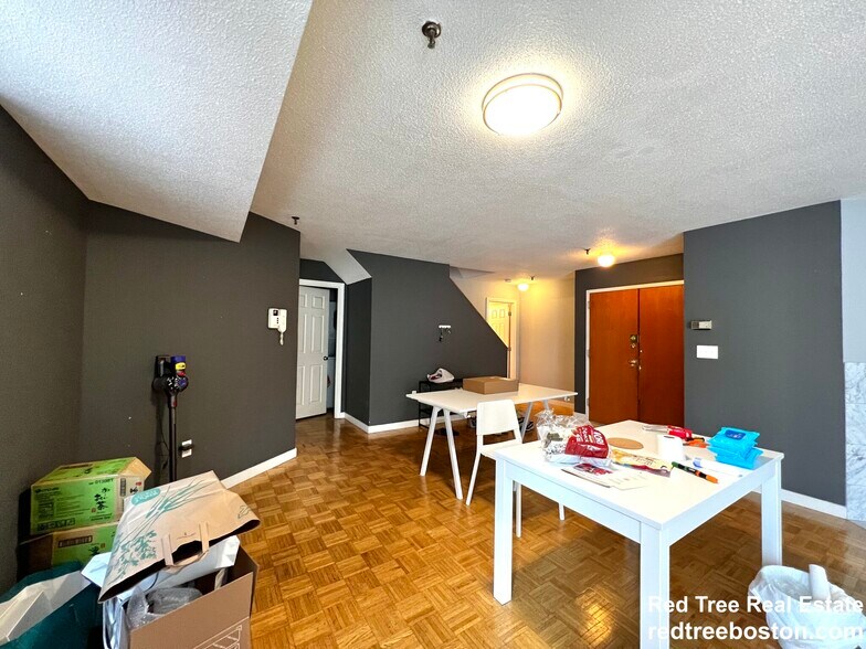 Building Photo - 152 Kelton St