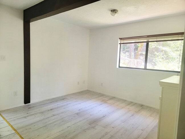 Building Photo - Renovated Cascade shores apartment