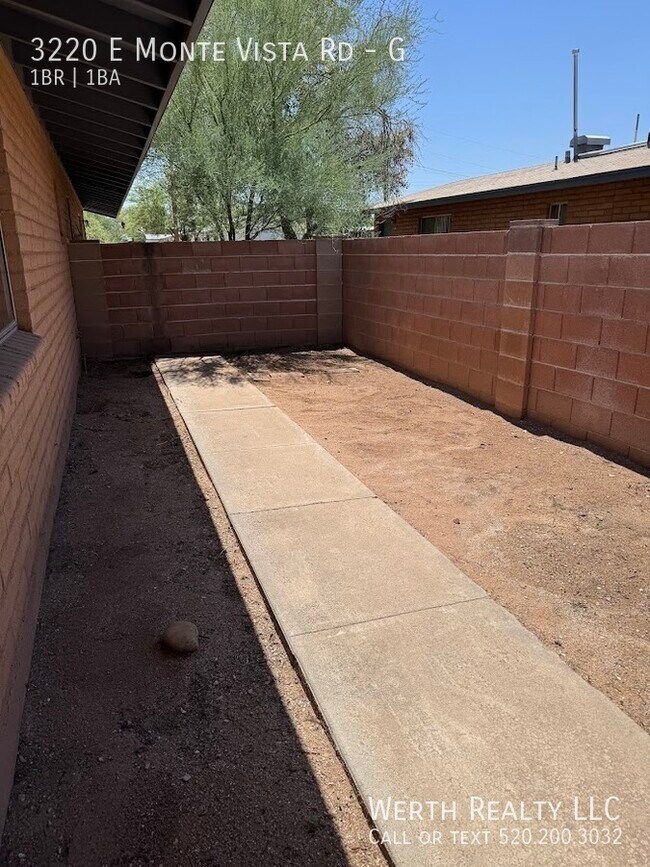 Building Photo - 3220 E Monte Vista Dr
