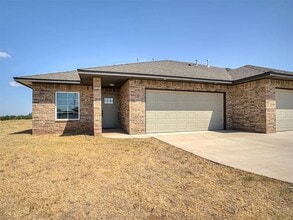 Building Photo - Tuttle Duplex Side 1