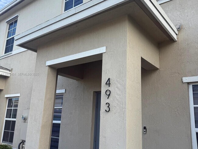 Building Photo - 493 NE 4th St