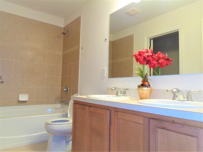 Building Photo - 1636 Pointe W Wy
