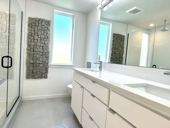 Building Photo - Magnolia newer 2Bed 2Bath Townhouse with Rooftop Deck