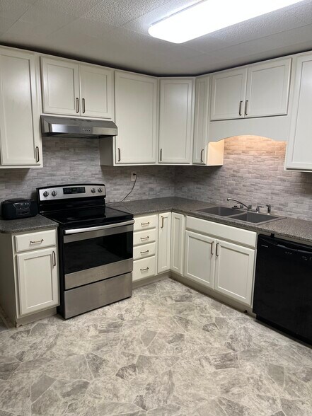 Kitchen - 571 N Mitchner Ave