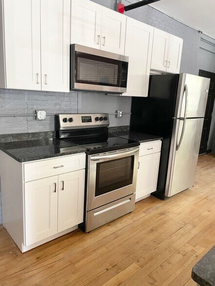 Building Photo - 548 Roosevelt Ave