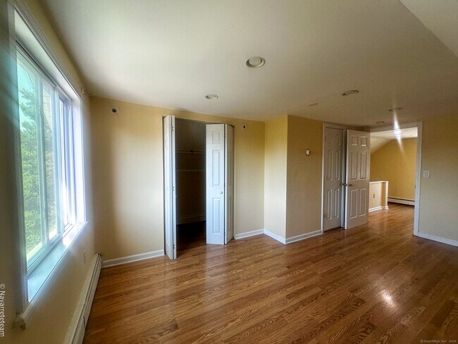 Building Photo - 1152 Shippan Ave